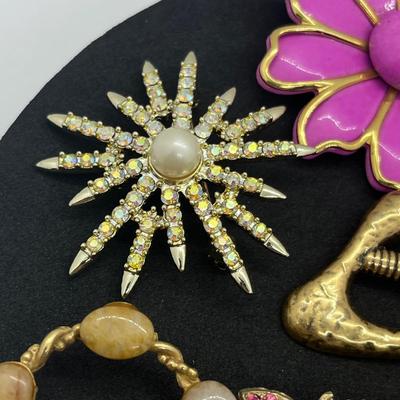 LOT 188J: Assorted Brooches/Pins