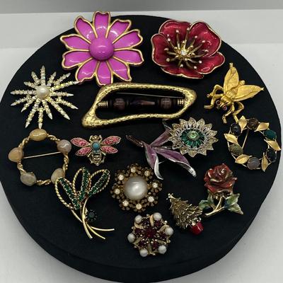 LOT 188J: Assorted Brooches/Pins