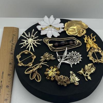 LOT 188J: Assorted Brooches/Pins