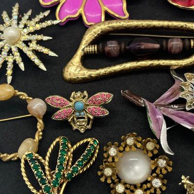 LOT 188J: Assorted Brooches/Pins