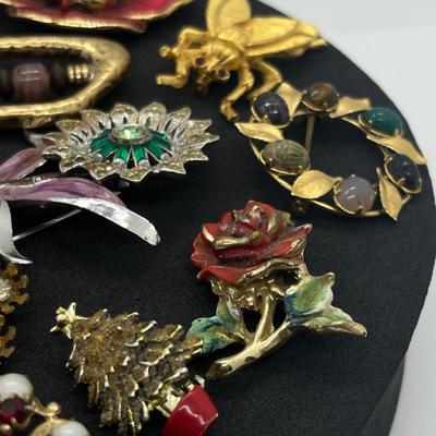 LOT 188J: Assorted Brooches/Pins
