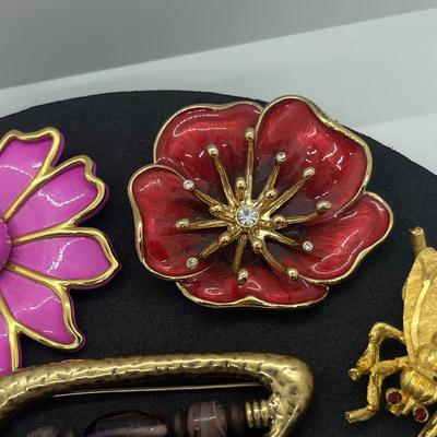 LOT 188J: Assorted Brooches/Pins