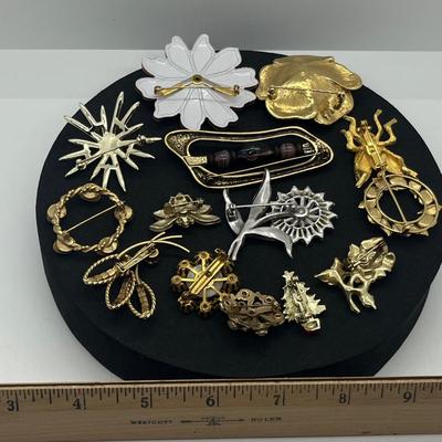 LOT 188J: Assorted Brooches/Pins