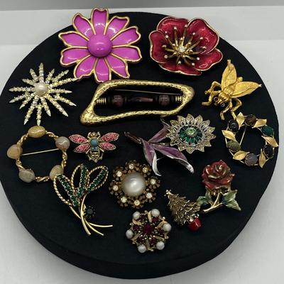 LOT 188J: Assorted Brooches/Pins