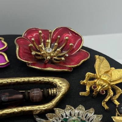 LOT 188J: Assorted Brooches/Pins