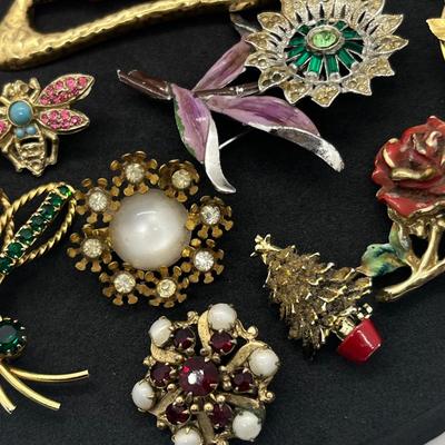 LOT 188J: Assorted Brooches/Pins