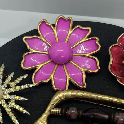 LOT 188J: Assorted Brooches/Pins