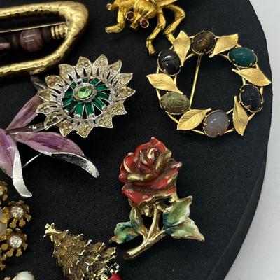 LOT 188J: Assorted Brooches/Pins