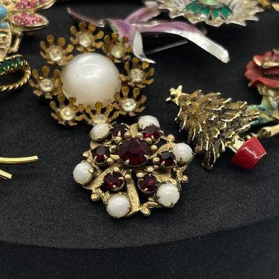 LOT 188J: Assorted Brooches/Pins
