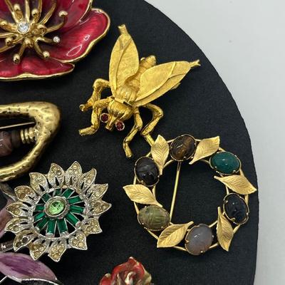 LOT 188J: Assorted Brooches/Pins