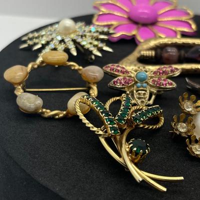 LOT 188J: Assorted Brooches/Pins
