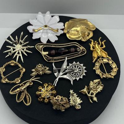 LOT 188J: Assorted Brooches/Pins