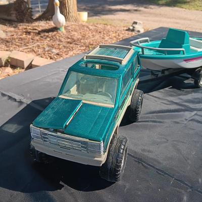 TOY NYLINT FORD OCEAN RUNNER SUV AND BOAT WITH TRAILER