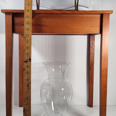 LOT 163G: Small Display End Table with Vase and Glass Display on Rack
