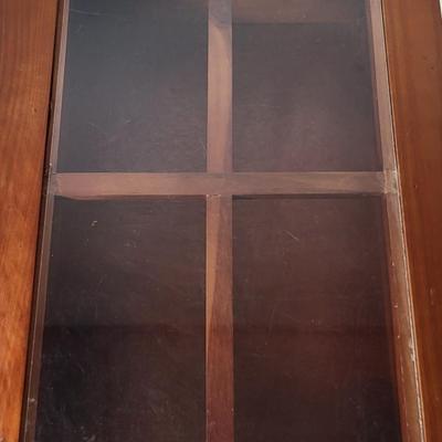 LOT 163G: Small Display End Table with Vase and Glass Display on Rack