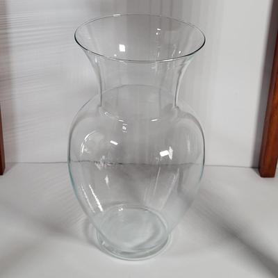 LOT 163G: Small Display End Table with Vase and Glass Display on Rack