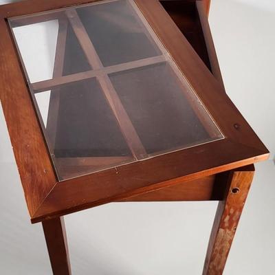 LOT 163G: Small Display End Table with Vase and Glass Display on Rack