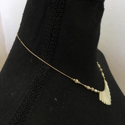 Beautiful vintage 18 karat gold filled mother of pearl, elegant, dainty necklace very beautiful