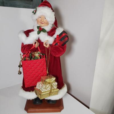 LOT 171F: Danbury Mint Santa's Magic Star with 20" Mrs Clause Collector Doll