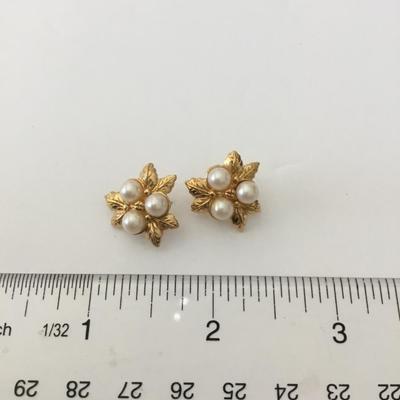 Beautiful gold tone, faux pearl stud earrings