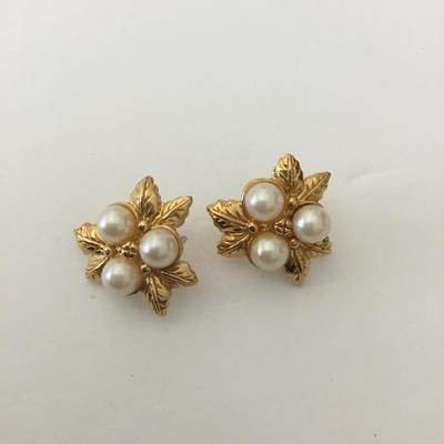 Beautiful gold tone, faux pearl stud earrings