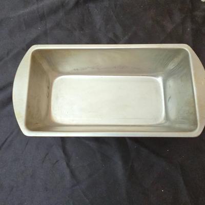 Metal baking pans and cookie sheets with measuring cups - sweet sweet baking!