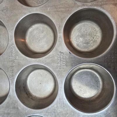 Metal baking pans and cookie sheets with measuring cups - sweet sweet baking!