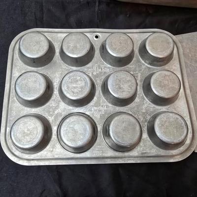 Metal baking pans and cookie sheets with measuring cups - sweet sweet baking!