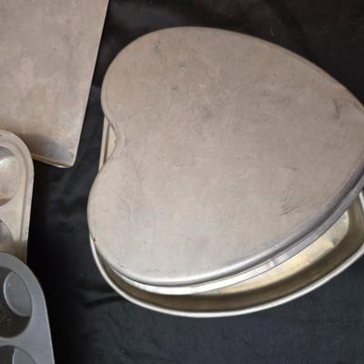 Metal baking pans and cookie sheets with measuring cups - sweet sweet baking!