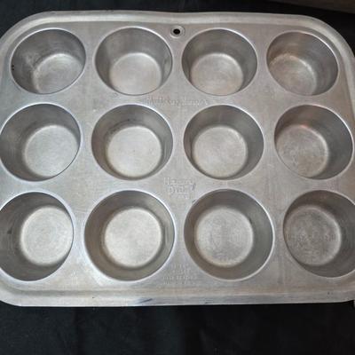 Metal baking pans and cookie sheets with measuring cups - sweet sweet baking!