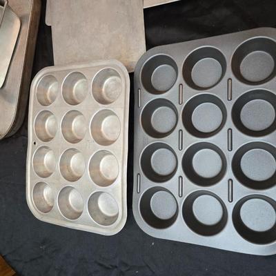 Metal baking pans and cookie sheets with measuring cups - sweet sweet baking!