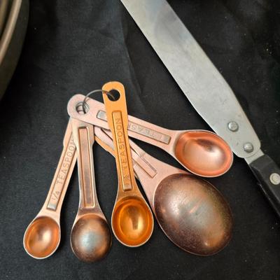 Metal baking pans and cookie sheets with measuring cups - sweet sweet baking!