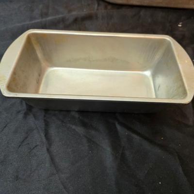 Metal baking pans and cookie sheets with measuring cups - sweet sweet baking!