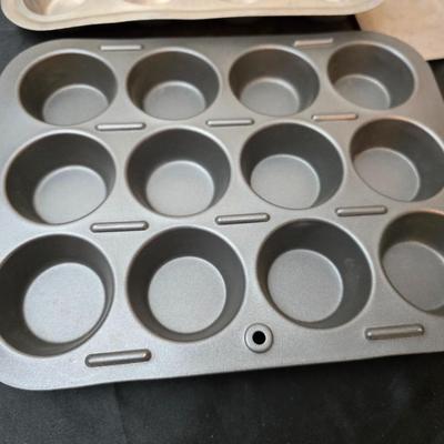 Metal baking pans and cookie sheets with measuring cups - sweet sweet baking!