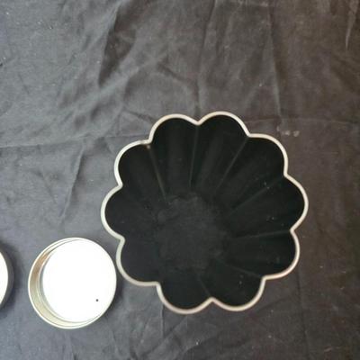 Metal baking pans and cookie sheets with measuring cups - sweet sweet baking!