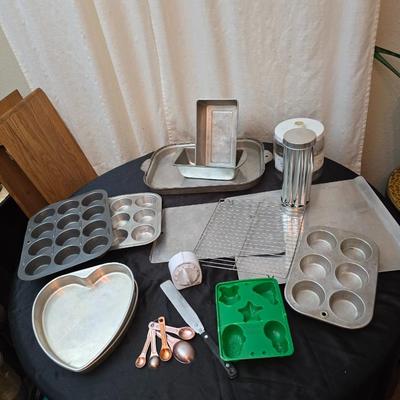 Metal baking pans and cookie sheets with measuring cups - sweet sweet baking!