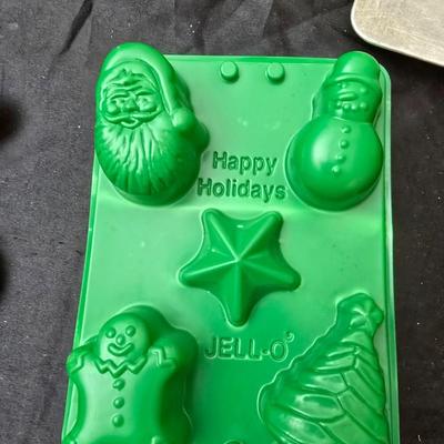 Metal baking pans and cookie sheets with measuring cups - sweet sweet baking!