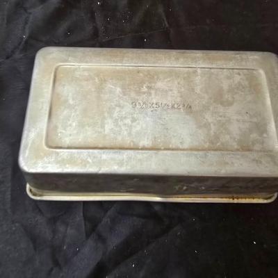 Metal baking pans and cookie sheets with measuring cups - sweet sweet baking!