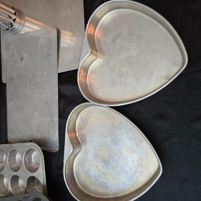 Metal baking pans and cookie sheets with measuring cups - sweet sweet baking!