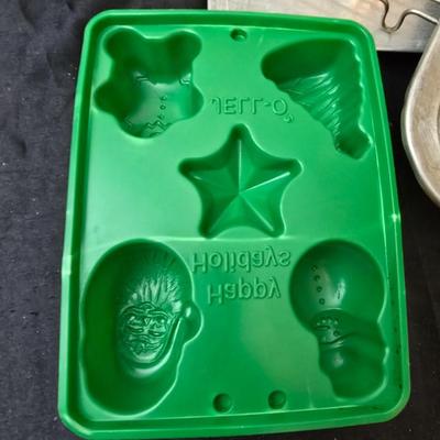 Metal baking pans and cookie sheets with measuring cups - sweet sweet baking!