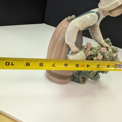Lladro Porcelain Figurine 'Girl Watering' #1354
