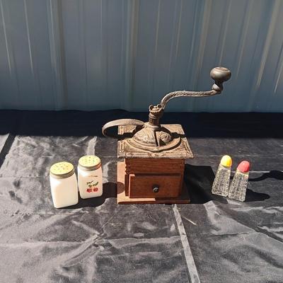 COFFEE GRINDER AND 2 SETS OF RETRO SHAKERS