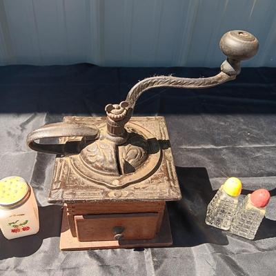 COFFEE GRINDER AND 2 SETS OF RETRO SHAKERS