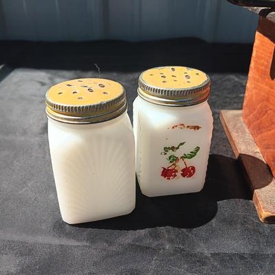 COFFEE GRINDER AND 2 SETS OF RETRO SHAKERS