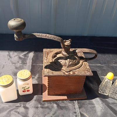 COFFEE GRINDER AND 2 SETS OF RETRO SHAKERS