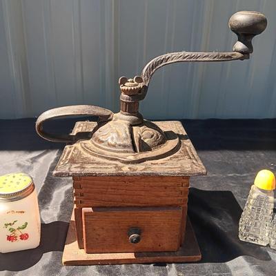 COFFEE GRINDER AND 2 SETS OF RETRO SHAKERS