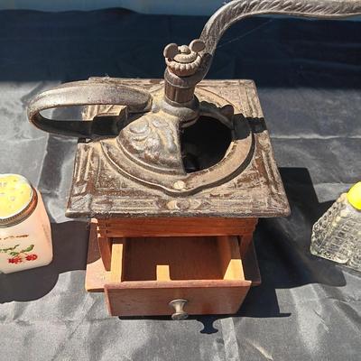 COFFEE GRINDER AND 2 SETS OF RETRO SHAKERS