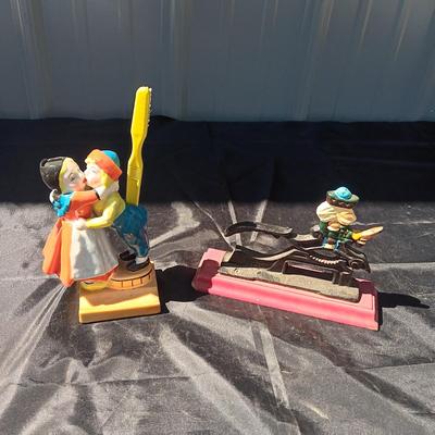 KISSING COUPLE MULTI TOOTHBRUSH HOLDER AND CAST IRON NUTCRACKER