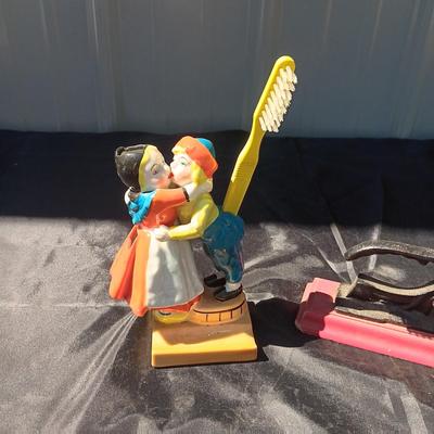 KISSING COUPLE MULTI TOOTHBRUSH HOLDER AND CAST IRON NUTCRACKER