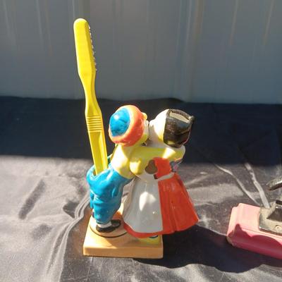 KISSING COUPLE MULTI TOOTHBRUSH HOLDER AND CAST IRON NUTCRACKER